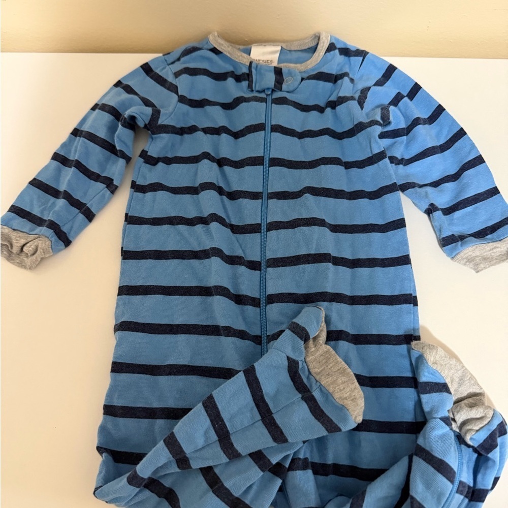 ❤️ BUNDLE 4/$20 Onesies Footies - Picture 2 of 3